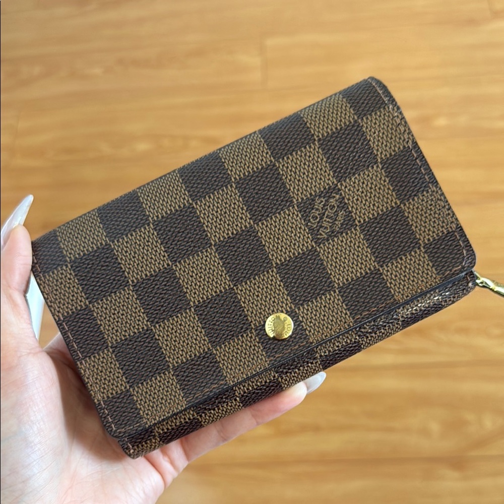 Louis Vuitton Porte-Monnaie Billets Treaor Wallet